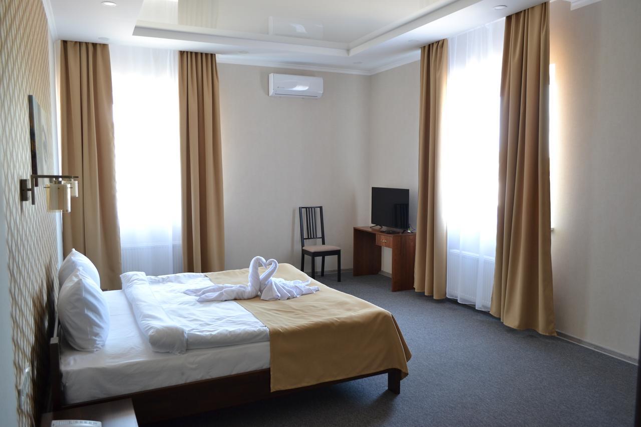Три Сімки Hotel Vyshhorod Exterior photo